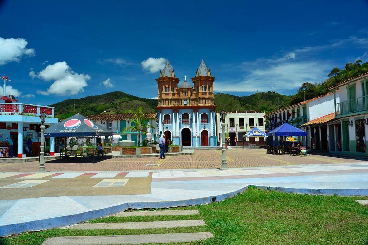 Hotel Campestre Alto Lindo En Guatapé Exterior foto